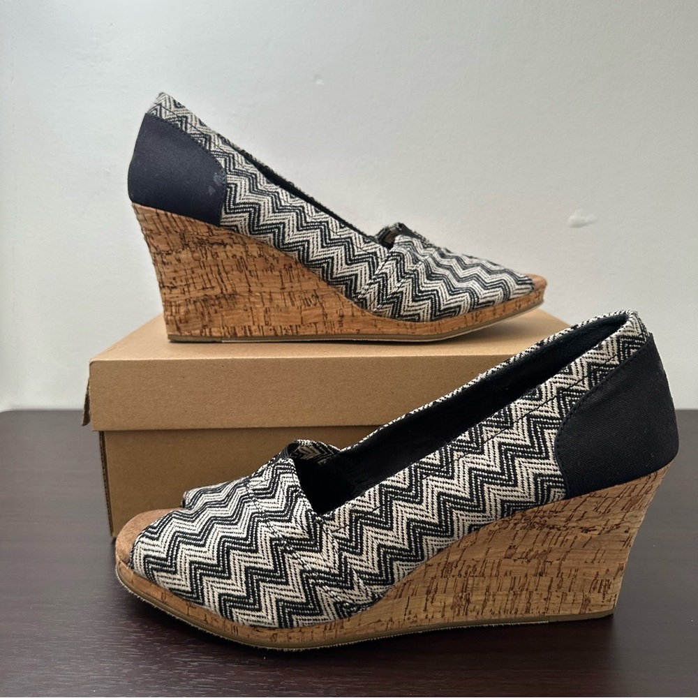 Toms Classic Chevron Peep-toe Wedge Sandals, Size 12, Black and White, New
